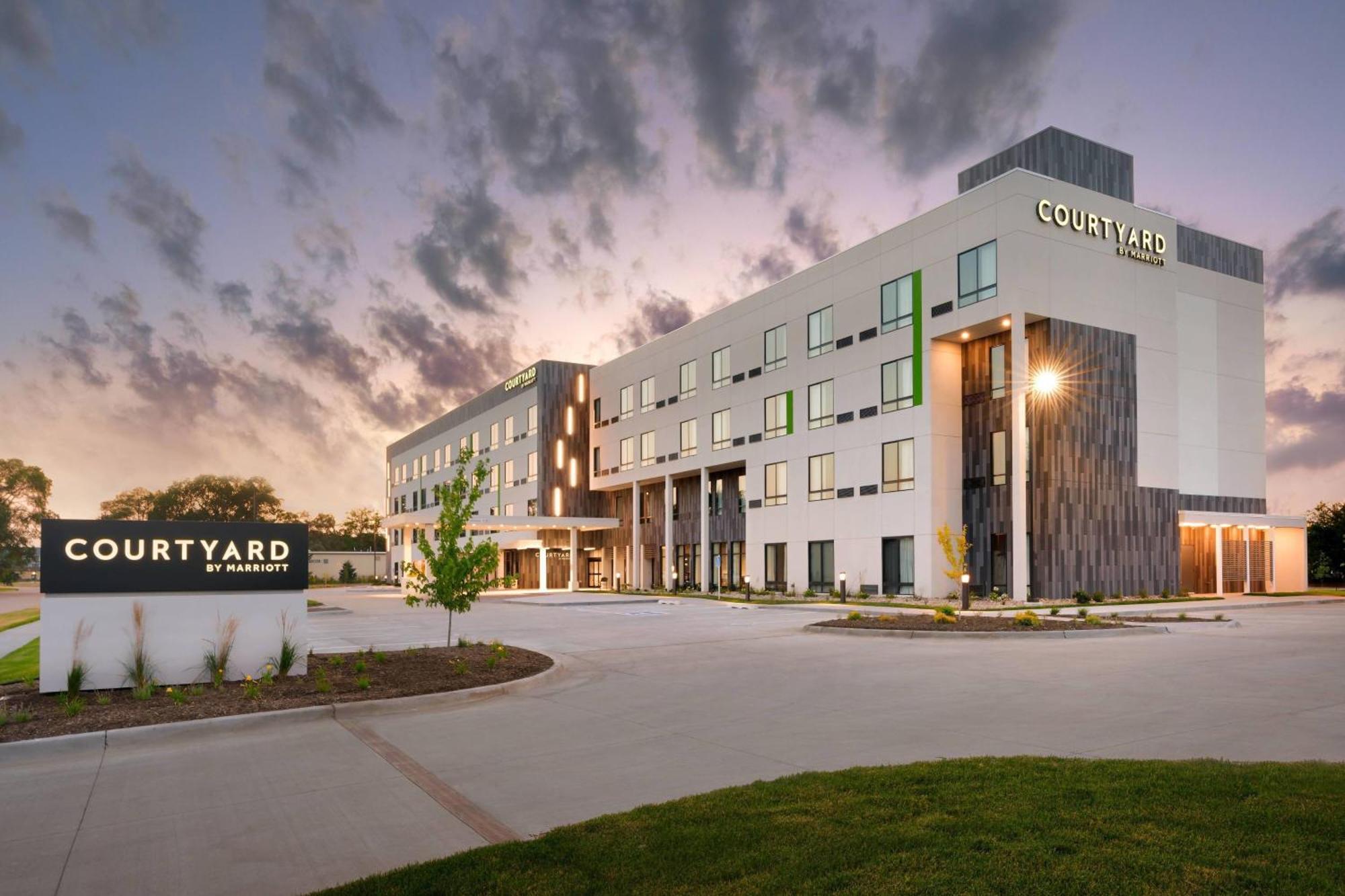 Courtyard Ames Hotel Exterior photo